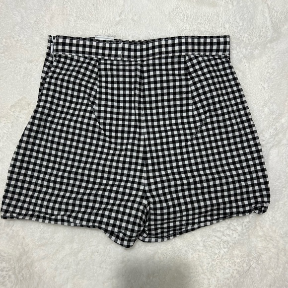 super cute hollister shorts in very good condition with side zipper - Picture 2 of 3